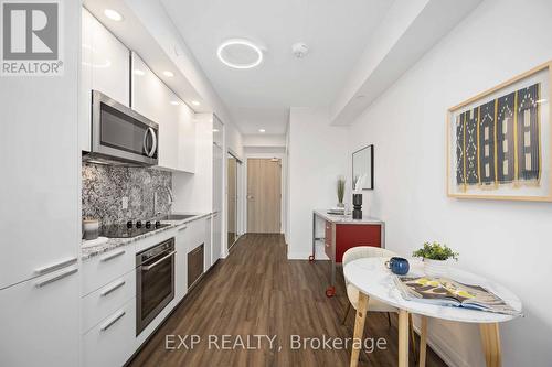 303 - 75 Canterbury Place, Toronto (Newtonbrook West), ON - Indoor Photo Showing Kitchen With Upgraded Kitchen