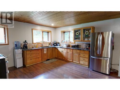 7524 Thomas Point Road, 100 Mile House, BC - Indoor Photo Showing Kitchen