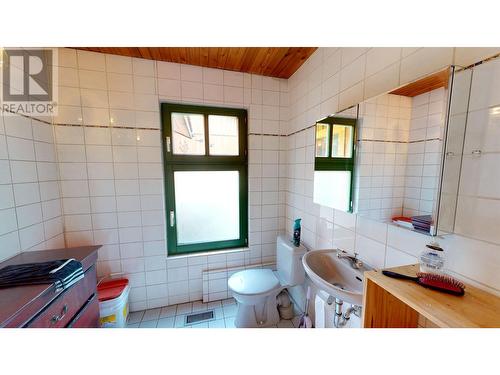 7524 Thomas Point Road, 100 Mile House, BC - Indoor Photo Showing Bathroom