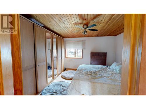 7524 Thomas Point Road, 100 Mile House, BC - Indoor Photo Showing Bedroom