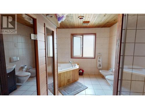 7524 Thomas Point Road, 100 Mile House, BC - Indoor Photo Showing Bathroom