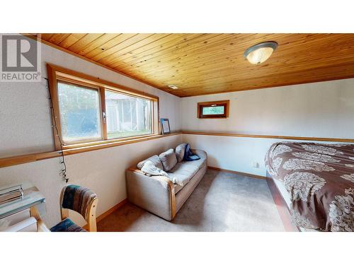 7524 Thomas Point Road, 100 Mile House, BC - Indoor Photo Showing Bedroom