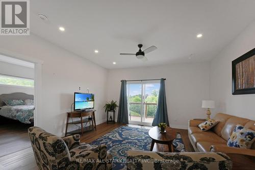 98 Bond Street E, Kawartha Lakes (Fenelon Falls), ON - Indoor Photo Showing Living Room