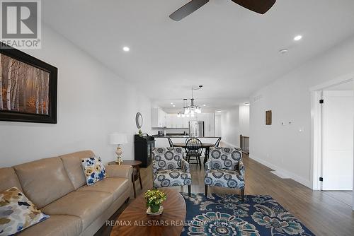 98 Bond Street N, Kawartha Lakes (Fenelon Falls), ON - Indoor Photo Showing Living Room