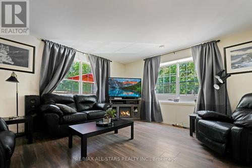24 River Road, Kawartha Lakes, ON - Indoor Photo Showing Living Room