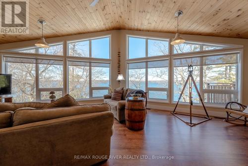 7560 Bamsey Drive, Hamilton Township, ON - Indoor Photo Showing Living Room