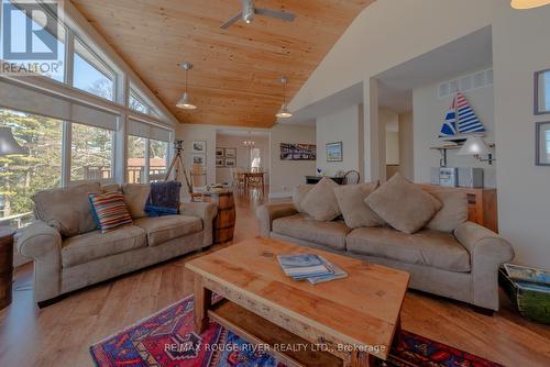 7560 Bamsey Drive, Hamilton Township, ON - Indoor Photo Showing Living Room