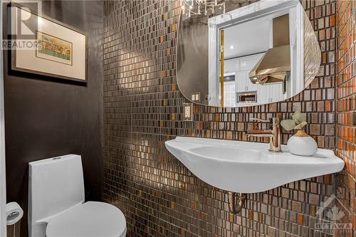 446 Mcleod Street, Ottawa, ON - Indoor Photo Showing Bathroom