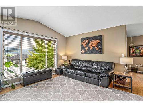 1492 Longley Crescent, Kelowna, BC - Indoor Photo Showing Living Room