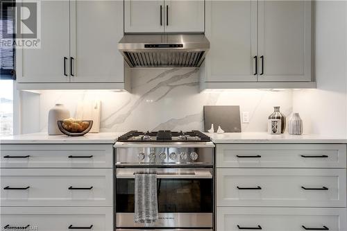 2583 Buroak Drive, London, ON - Indoor Photo Showing Kitchen With Upgraded Kitchen
