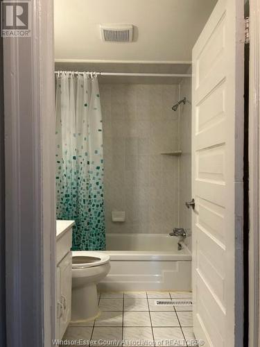 882 Elsmere, Windsor, ON - Indoor Photo Showing Bathroom