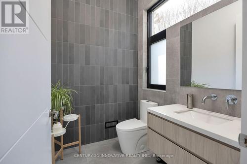 10 Haida Court, Toronto E10, ON - Indoor Photo Showing Bathroom