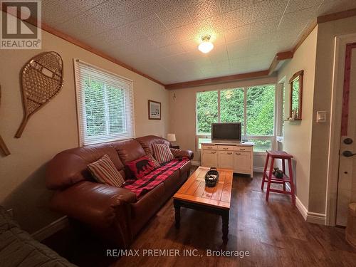 36 Nurme Avenue, Georgina (Baldwin), ON - Indoor Photo Showing Living Room