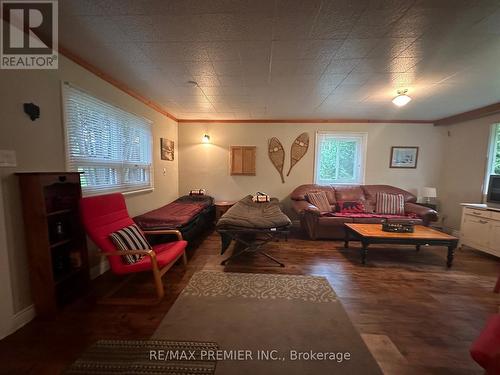 36 Nurme Avenue, Georgina (Baldwin), ON - Indoor Photo Showing Living Room