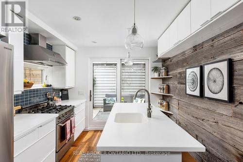 111 Manning Avenue, Toronto C01, ON - Indoor Photo Showing Kitchen With Upgraded Kitchen