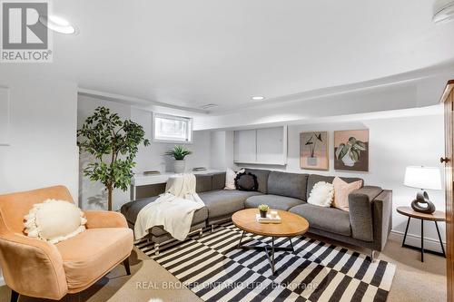 111 Manning Avenue, Toronto C01, ON - Indoor Photo Showing Living Room