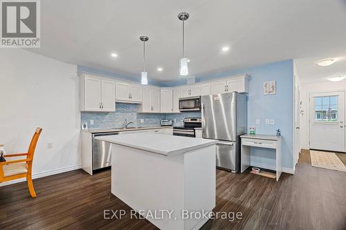 18 Devon Drive, South Huron (Exeter), ON - Indoor Photo Showing Kitchen With Upgraded Kitchen