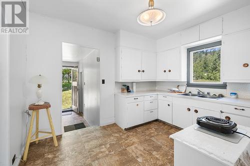 15781 Peters Road, Crawford Bay, BC - Indoor Photo Showing Kitchen With Double Sink