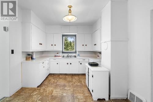 15781 Peters Road, Crawford Bay, BC - Indoor Photo Showing Kitchen With Double Sink