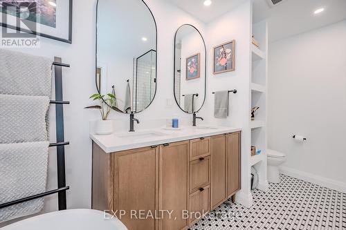 41 East 32Nd Street, Hamilton, ON - Indoor Photo Showing Bathroom