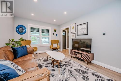 41 East 32Nd Street, Hamilton, ON - Indoor Photo Showing Living Room