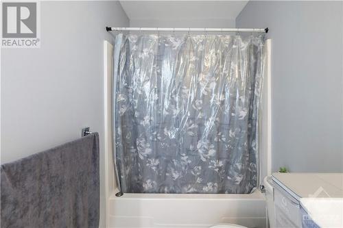 664 Tanner Drive, Kingston, ON - Indoor Photo Showing Bathroom