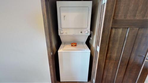 732 B - 700 Bighorn Boulevard, Radium Hot Springs, BC - Indoor Photo Showing Laundry Room