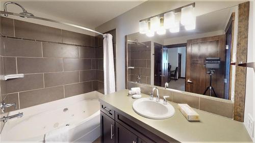 732 B - 700 Bighorn Boulevard, Radium Hot Springs, BC - Indoor Photo Showing Bathroom