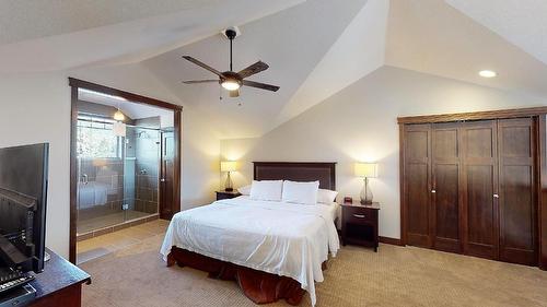 732 B - 700 Bighorn Boulevard, Radium Hot Springs, BC - Indoor Photo Showing Bedroom