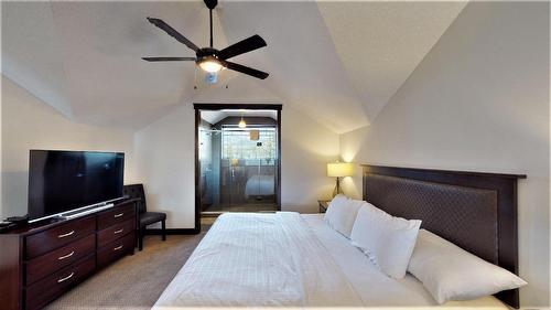 732 B - 700 Bighorn Boulevard, Radium Hot Springs, BC - Indoor Photo Showing Bedroom