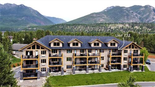 732 B - 700 Bighorn Boulevard, Radium Hot Springs, BC - Outdoor With Balcony With Facade