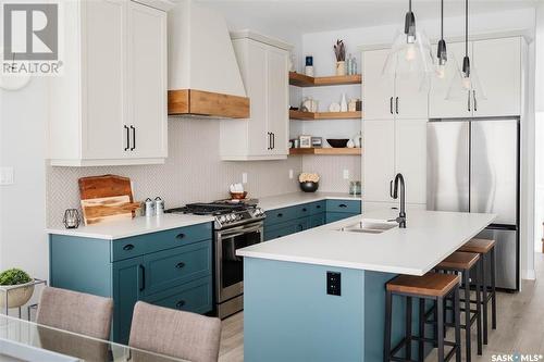 5201 Green Crescent, Regina, SK - Indoor Photo Showing Kitchen With Double Sink With Upgraded Kitchen