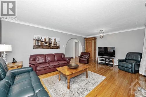 27 Dunham Street, Ottawa, ON - Indoor Photo Showing Living Room
