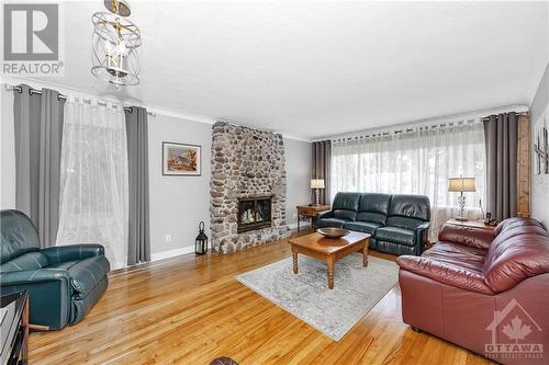 27 Dunham Street, Ottawa, ON - Indoor Photo Showing Living Room With Fireplace