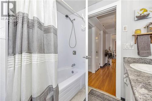 27 Dunham Street, Ottawa, ON - Indoor Photo Showing Bathroom