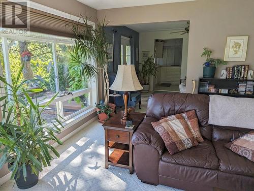 2309 5Th  Avenue, Castlegar, BC - Indoor Photo Showing Living Room