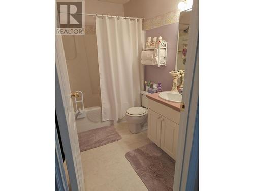 2309 5Th  Avenue, Castlegar, BC - Indoor Photo Showing Bathroom