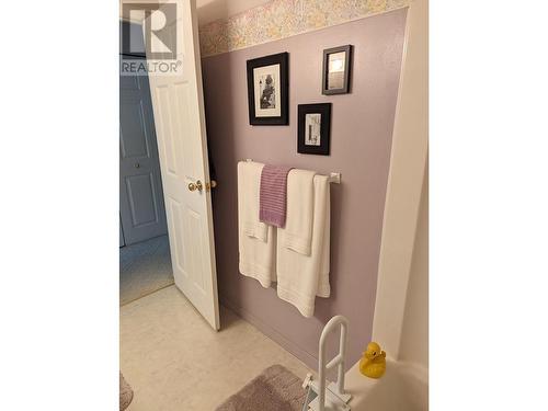 2309 5Th  Avenue, Castlegar, BC - Indoor Photo Showing Bathroom