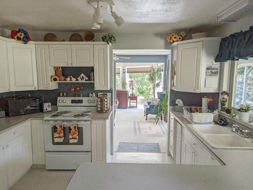 2309 5Th Ave, Castlegar, BC - Indoor Photo Showing Kitchen