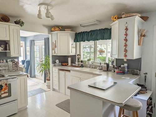 2309 5Th Ave, Castlegar, BC - Indoor Photo Showing Kitchen