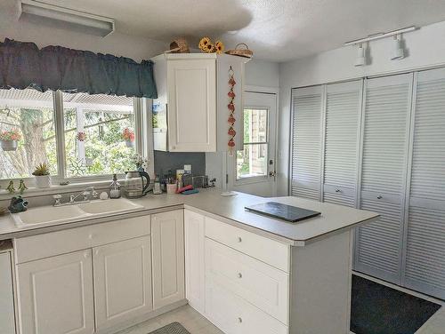 2309 5Th Ave, Castlegar, BC - Indoor Photo Showing Kitchen