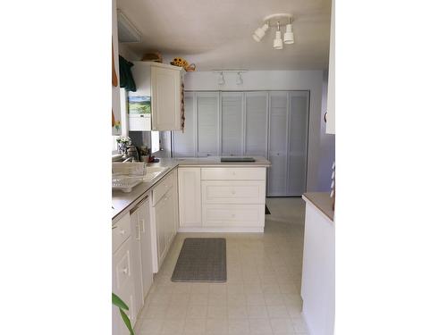 2309 5Th Ave, Castlegar, BC - Indoor Photo Showing Kitchen