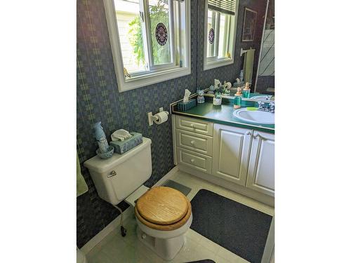 2309 5Th Ave, Castlegar, BC - Indoor Photo Showing Bathroom