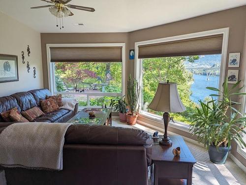 2309 5Th Ave, Castlegar, BC - Indoor Photo Showing Living Room