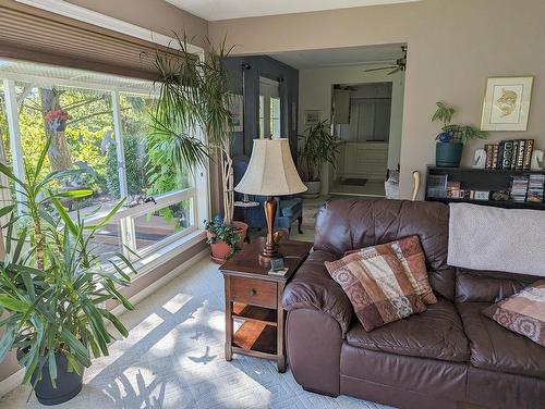 2309 5Th Ave, Castlegar, BC - Indoor Photo Showing Living Room