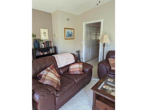 2309 5Th Ave, Castlegar, BC - Indoor Photo Showing Living Room