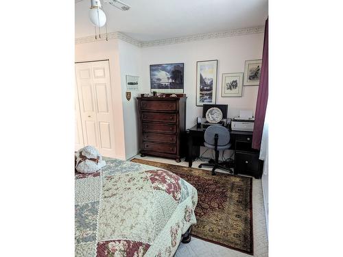 2309 5Th Ave, Castlegar, BC - Indoor Photo Showing Bedroom