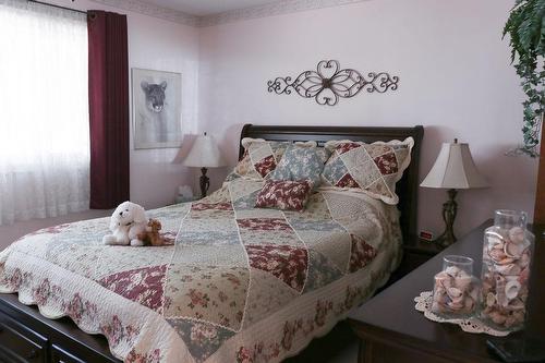 2309 5Th Ave, Castlegar, BC - Indoor Photo Showing Bedroom