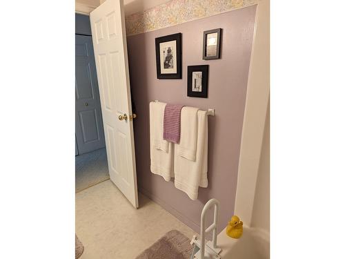 2309 5Th Ave, Castlegar, BC - Indoor Photo Showing Bathroom