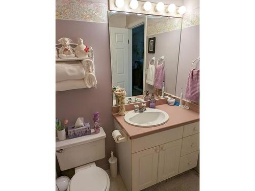 2309 5Th Ave, Castlegar, BC - Indoor Photo Showing Bathroom